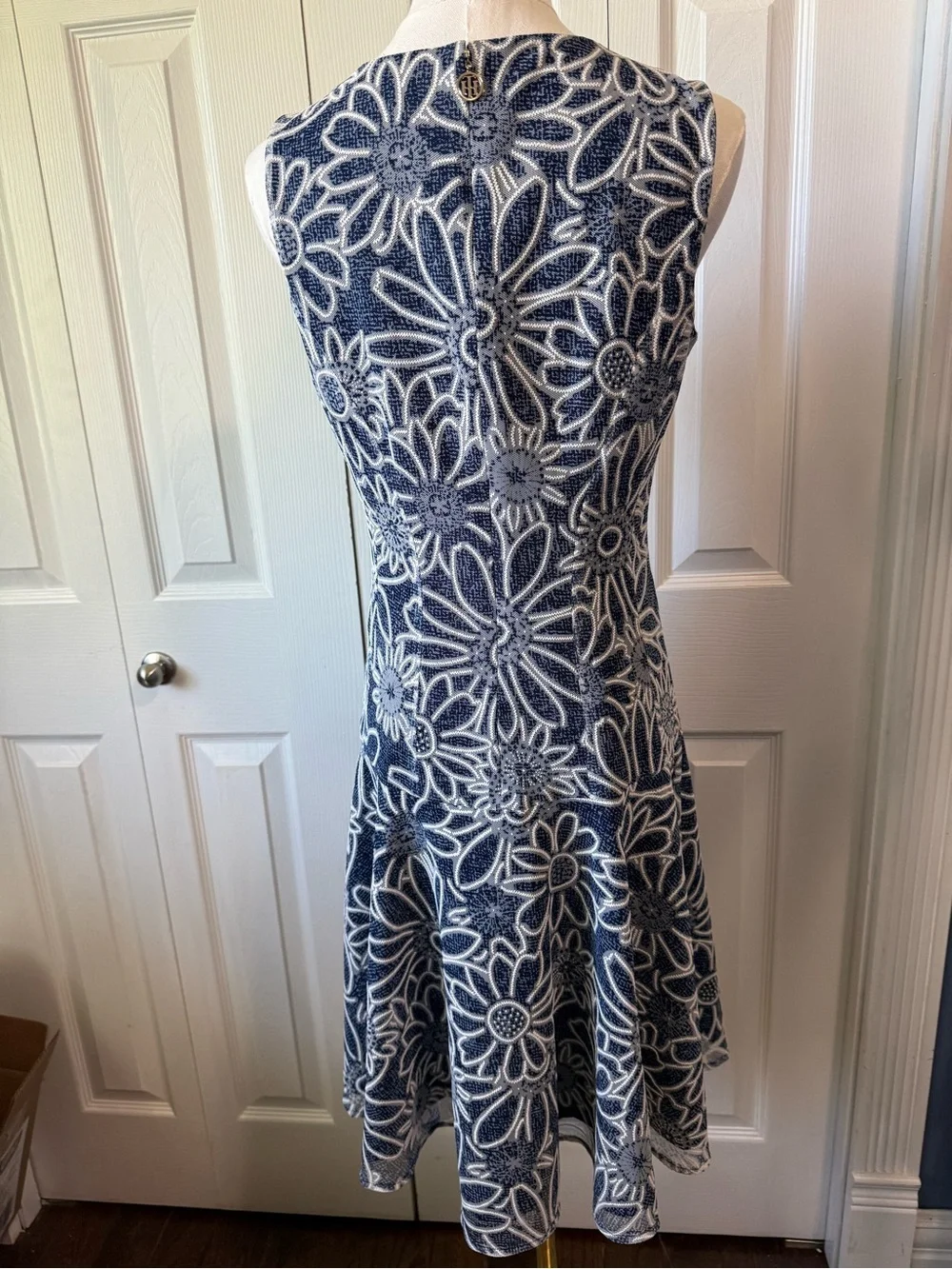 Tommy Hilfiger Floral Fit & Flare Dress Size 4 Navy White Sleeveless V-Neck - Picture 3 of 9